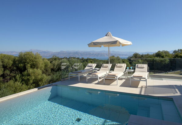 Villa Nafsika: Exteriör, slå samman, Utomhus