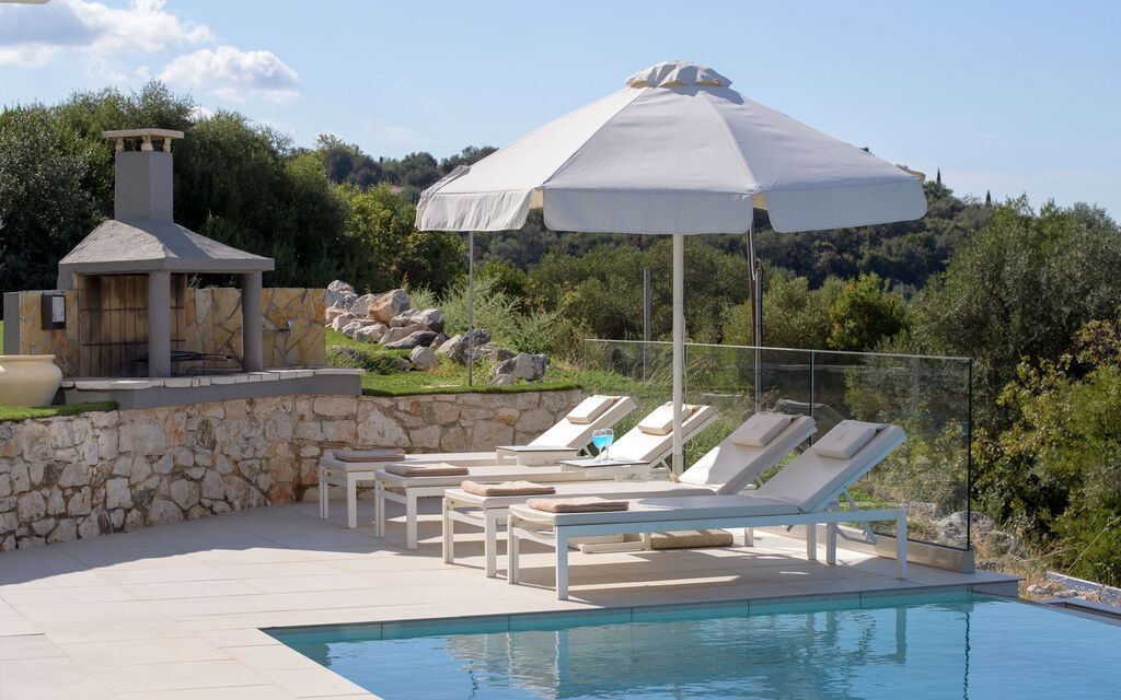 Villa Nafsika: Exteriör, slå samman, Utomhus