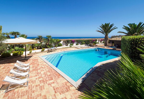 Villa Cala Mancina: Draussen, Schwimmbad