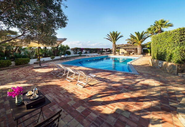 Villa Cala Mancina: Draussen, Schwimmbad