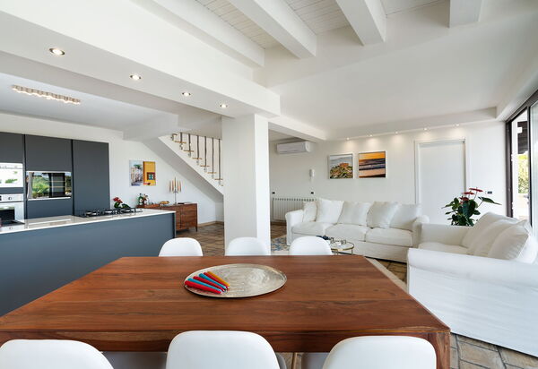 Villa Camemi: Гостиная, Кухня, Столовая