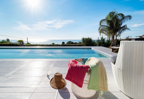 Villa Pales: Keer bekeken, zwembad