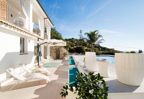 Villa Pales: Buitenshuis, zwembad