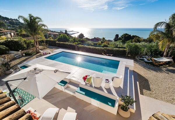 Villa Pales: Keer bekeken, zwembad