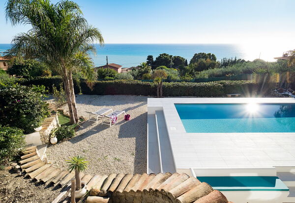 Villa Pales: Buitenshuis, Keer bekeken, Tuin, zwembad