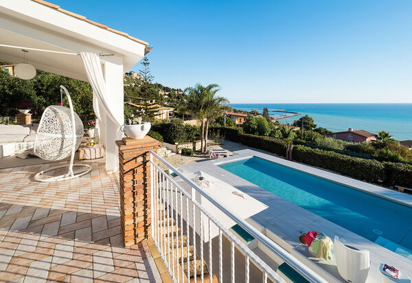 Villa Pales: Balkon / terras / patio, Keer bekeken, zwembad