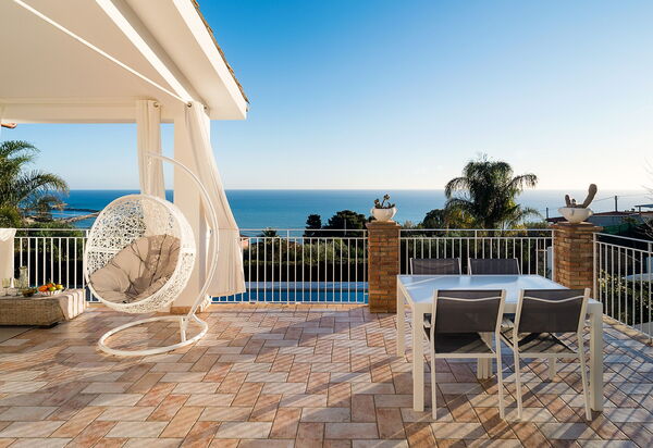 Villa Pales: Balkon / terras / patio, Buitenshuis