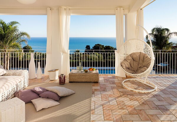 Villa Pales: Balkon / terras / patio, Buitenshuis