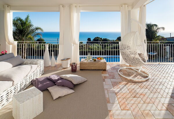 Villa Pales: Balkon / terras / patio, Buitenshuis