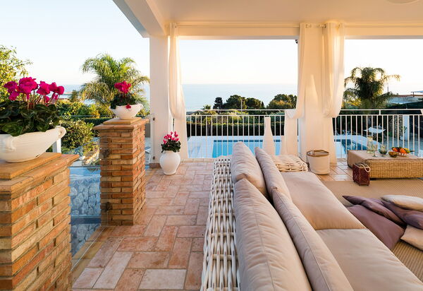 Villa Pales: Balkon / terras / patio, Buitenshuis