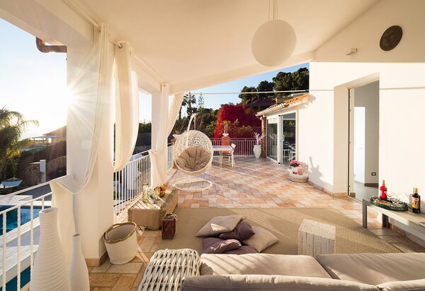 Villa Pales: Balkon / terras / patio, Buitenshuis