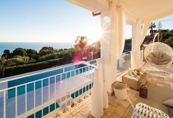 Villa Pales: Balkon / terras / patio, Buitenshuis