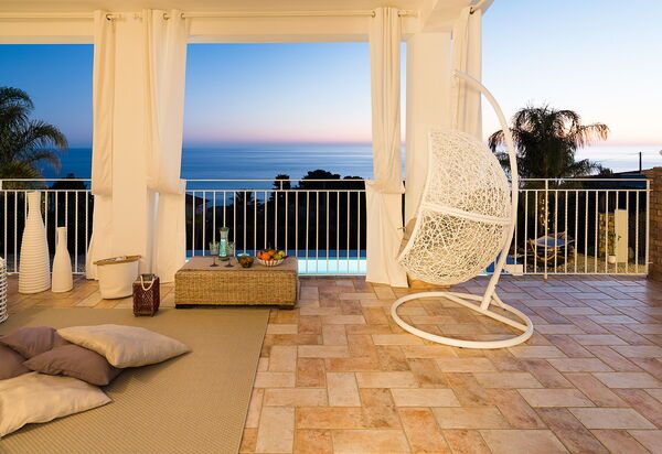 Villa Pales: Balkon / terras / patio, Buitenshuis, Keer bekeken