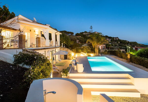 Villa Pales: Buitenshuis, zwembad