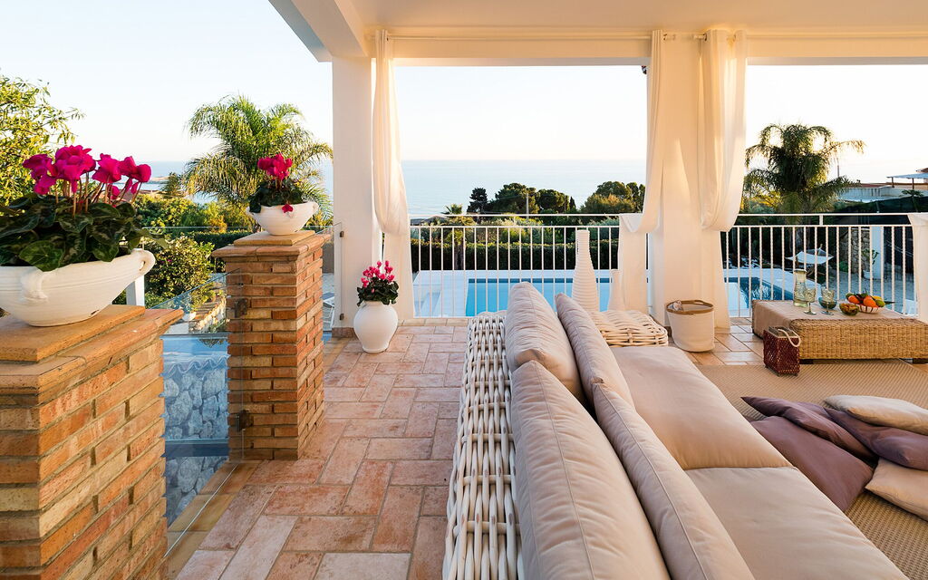 Villa Pales: Balkong / terrasse / uteplass, Utendørs