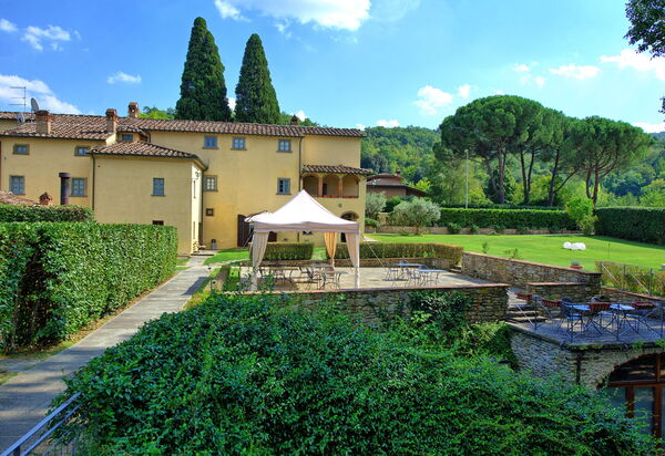 Santa Flora: Draussen, Garten