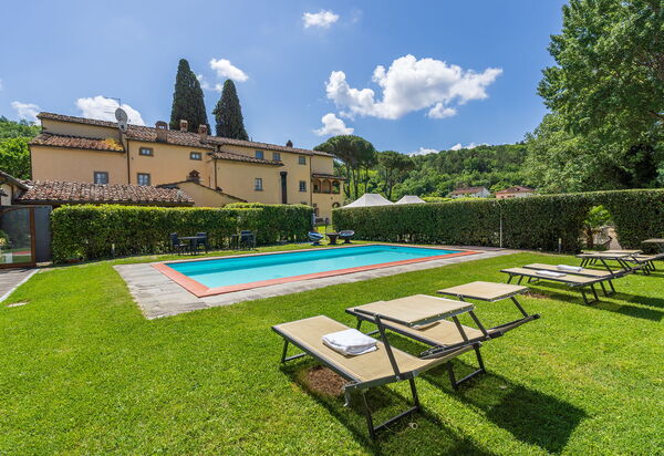 Santa Flora: Draussen, Garten, Schwimmbad