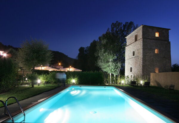 Santa Flora: Ansichten, Garten, Schwimmbad