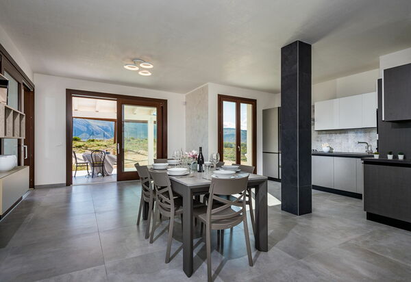 Villa Livreri: Dining Room, Kitchen
