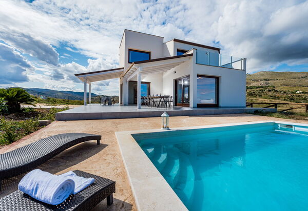 Villa Livreri: Outdoor, Pool