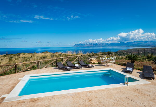 Villa Livreri: Pool, Scenic View