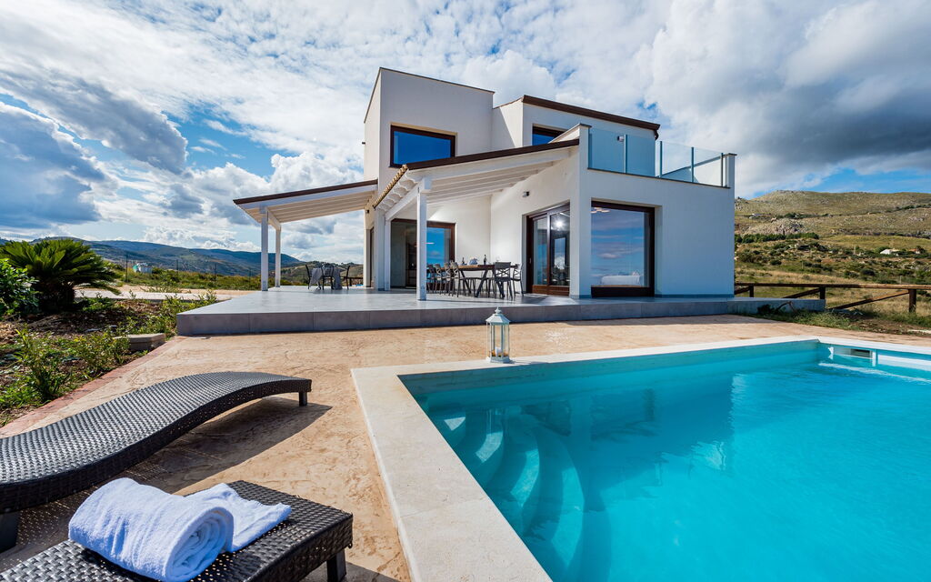 Villa Livreri: pool, Udendørs