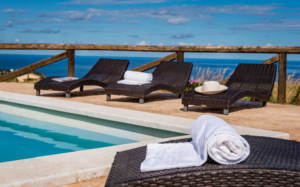 Villa Livreri: pool, Udendørs