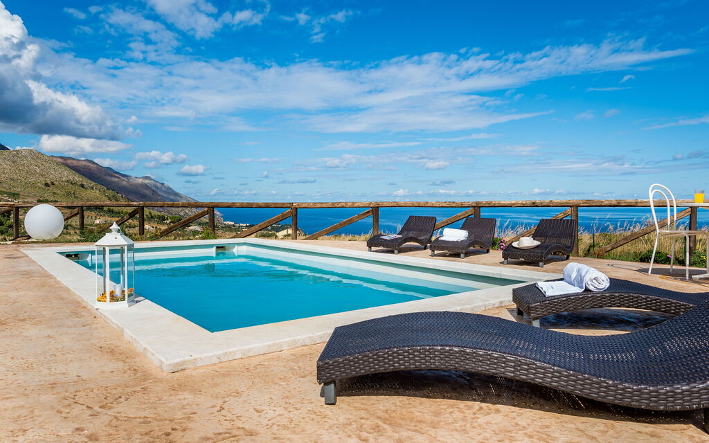 Villa Livreri: pool, Udendørs