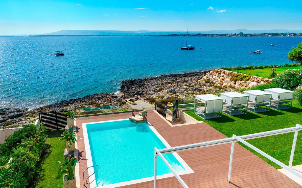 Villa Angelina: Pool, Scenic View