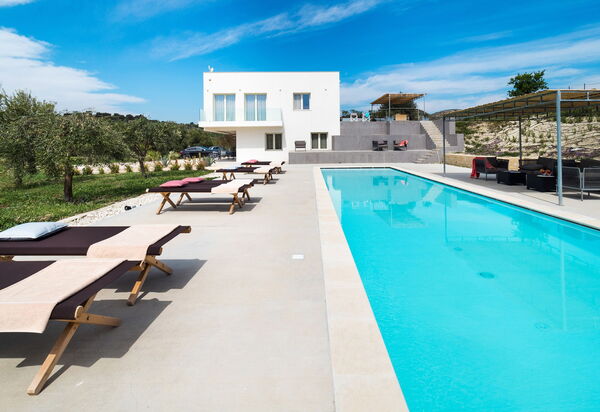 Villa Contra: Outdoor, Pool