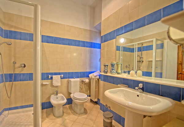 Villa Sorbaiano: Bathroom