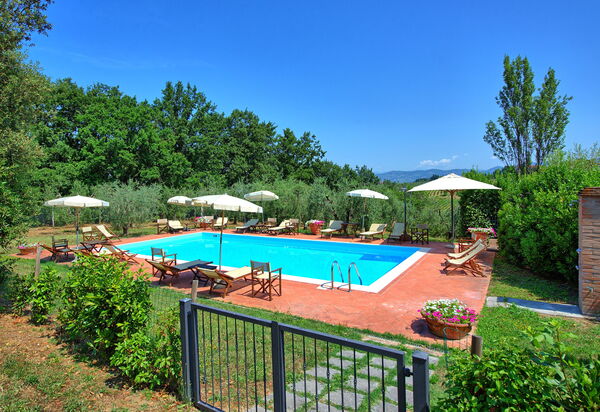 Nicola: Draussen, Schwimmbad