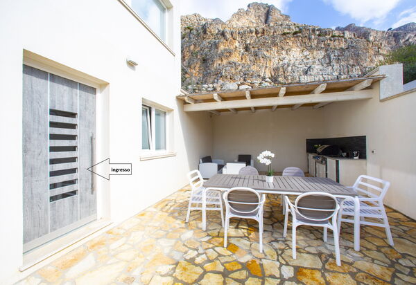 Villa Annalisa: Balcony / Terrace / Patio, Building Exterior, Main Entrance, Outdoor