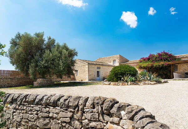 Villa Dimora Pura: Draussen, Garten