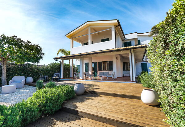 Anny: Extérieur, Extérieurs, Jardin