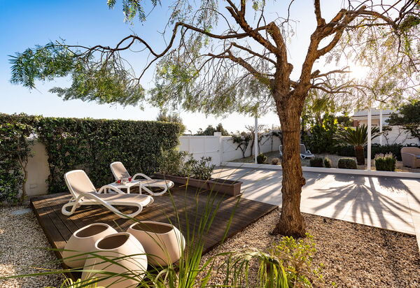 Anny: Extérieurs, Jardin