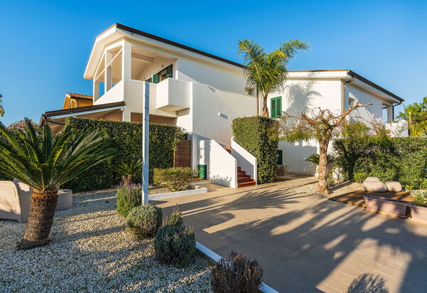 Anny: Extérieurs, Jardin