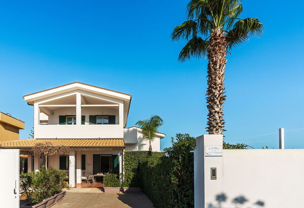 Anny: Extérieurs, Jardin