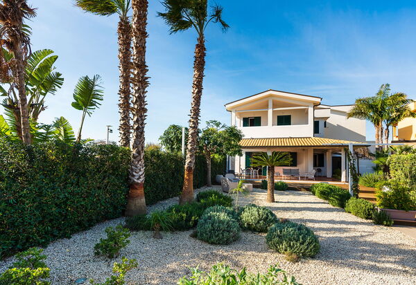 Anny: Extérieurs, Jardin