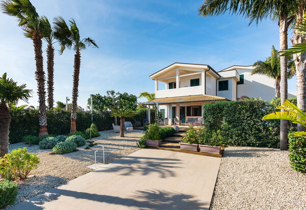 Anny: Extérieur, Extérieurs, Jardin