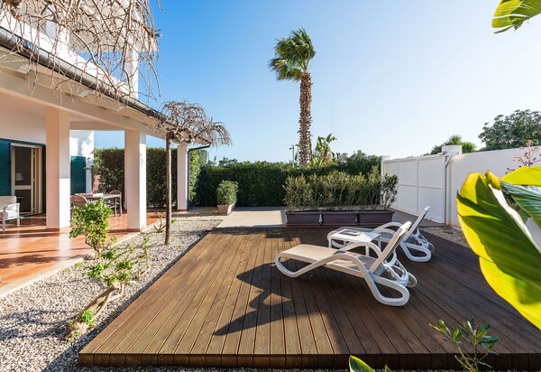 Anny: Extérieurs, Jardin