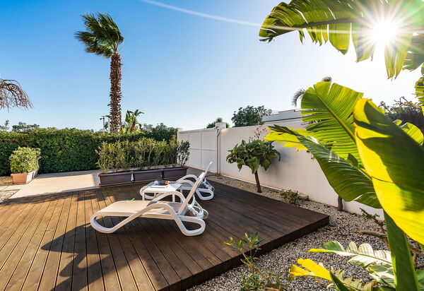 Anny: Extérieurs, Jardin