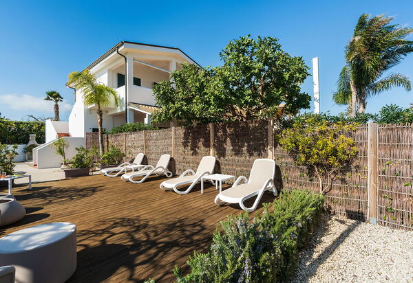 Anny: Extérieurs, Jardin