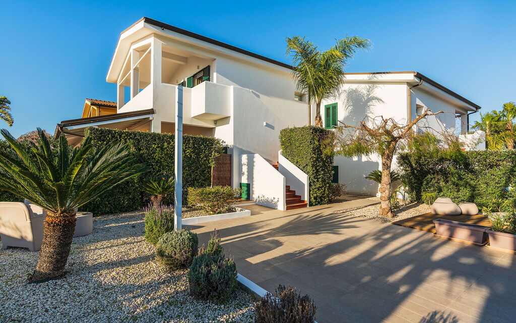 Anny: Building Exterior, Garden