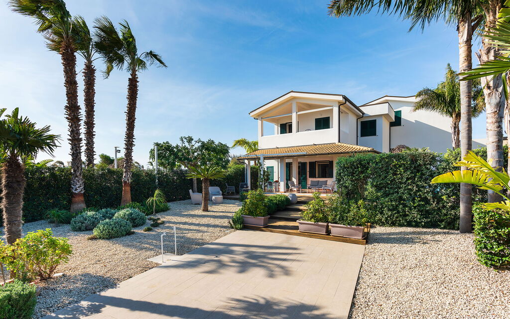 Anny: Building Exterior, Garden