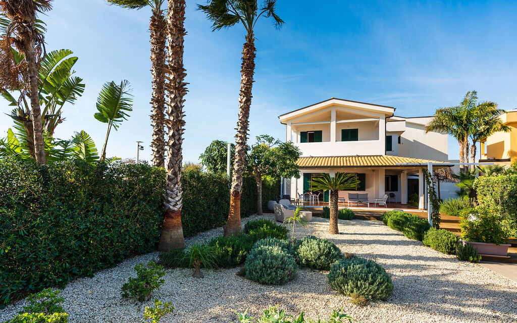 Anny: Building Exterior, Garden