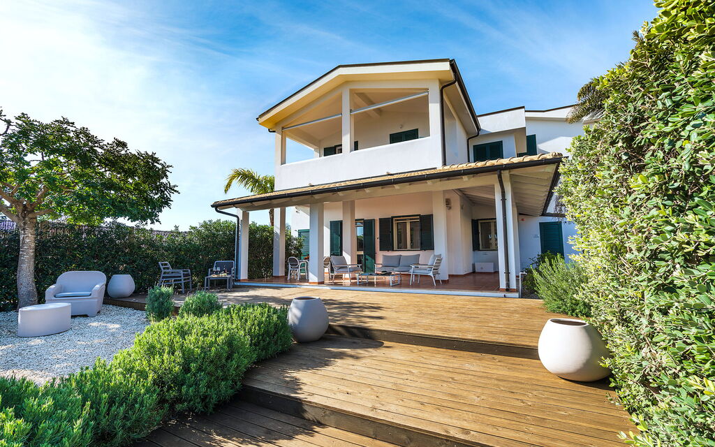 Anny: Building Exterior, Garden