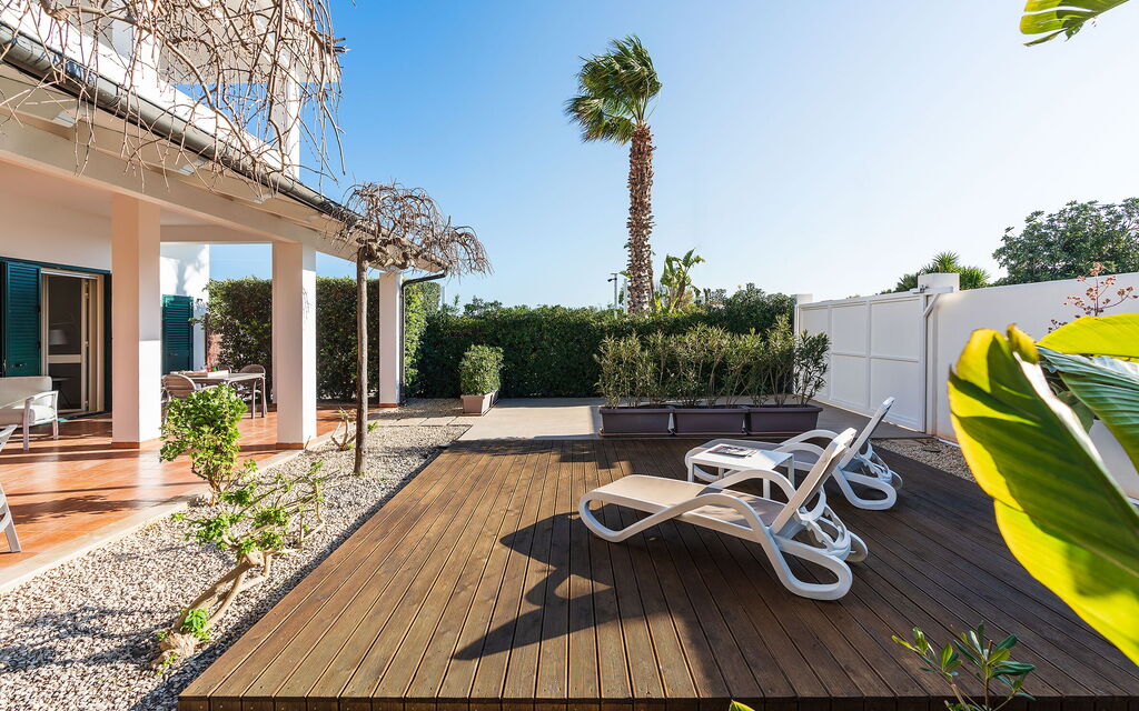 Anny: Building Exterior, Garden