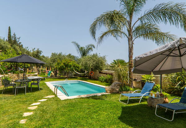 Villa Eftychia: бассейн, Открытый, Сад