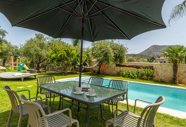 Villa Eftychia: бассейн, Открытый, Сад